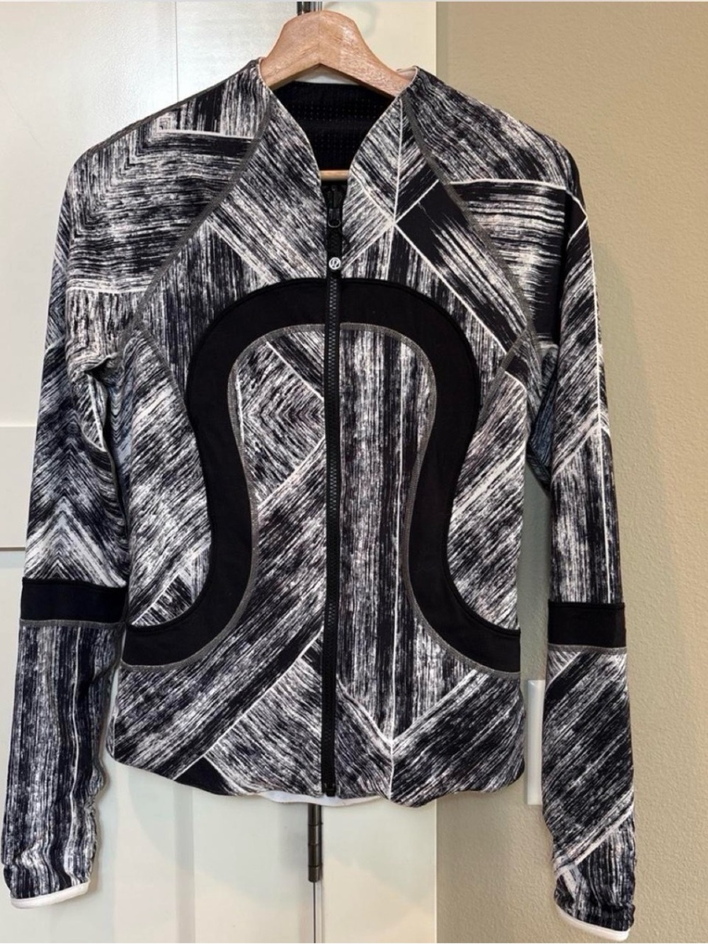 Lululemon Le She Bop Stride Jacket Black White Geometric Omega Logo-Vintage
